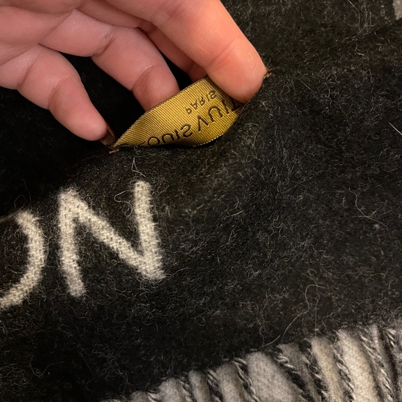 Louis Vuitton Cashmere Monogram Reykjavik Scarf Black - Picture 6 of 6